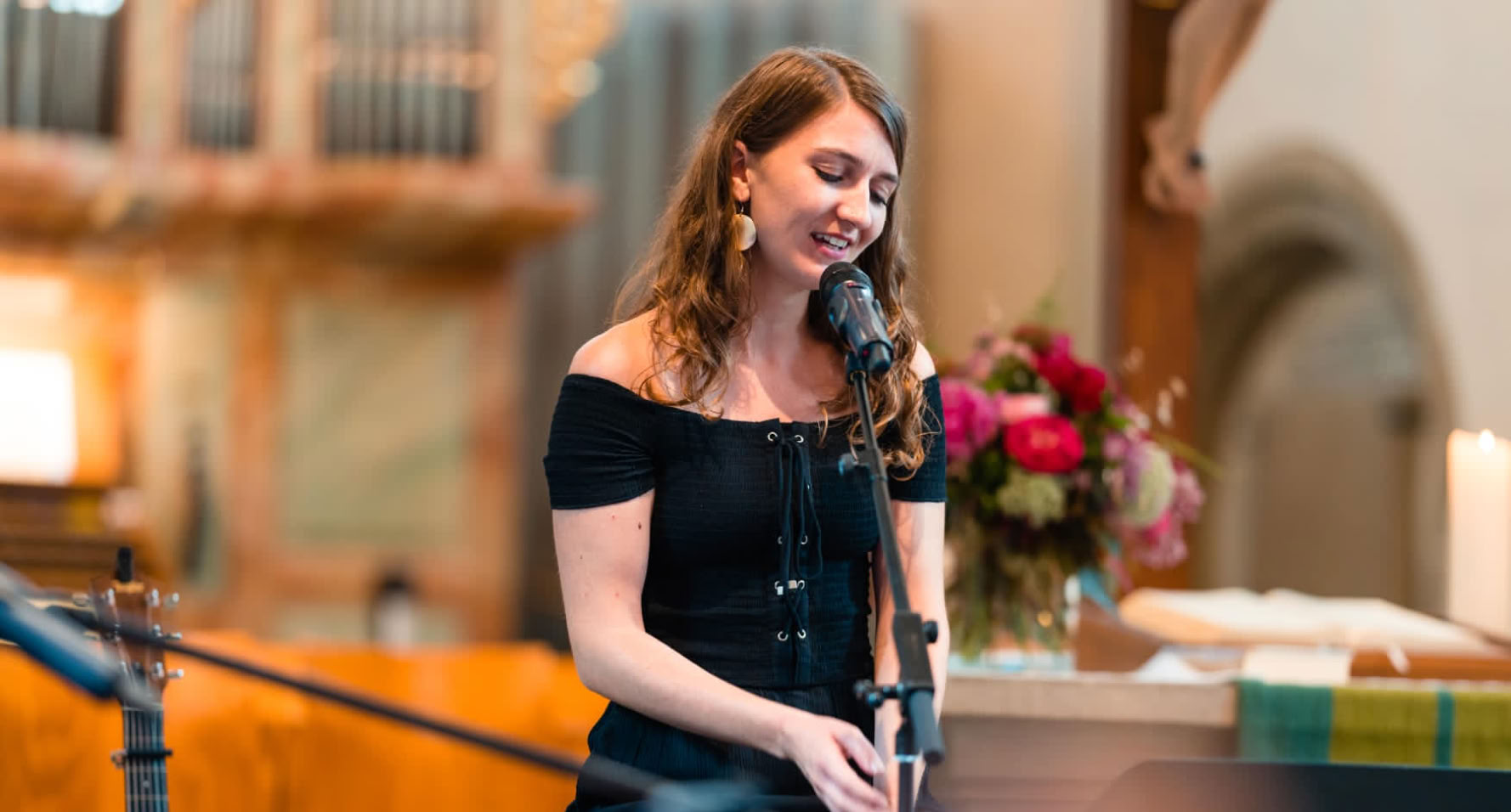 Willkommen bei Wave&Sound - Ihrem Musik-Duo für unvergessliche Hochzeiten in Stuttgart, Backnang, Waiblingen, Winnenden und Ludwigsburg!  Sie planen Ihre Hochzeit und suchen nach der perfekten musikalischen Begleitung für Ihre Trauung und den Sektempfang? Dann sind Sie bei uns genau richtig! Als erfahrene Musiker und Sängerin haben wir uns auf die musikalische Gestaltung von Hochzeiten spezialisiert und möchten Ihren besonderen Tag zu einem unvergesslichen Erlebnis machen.  Unser Repertoire umfasst eine vielfältige Auswahl an Hochzeitsmusik, die Ihre Trauung zu einem emotionalen Höhepunkt werden lässt. Von gefühlvollen Balladen bis hin zu mitreißenden Melodien - wir passen unsere Musik perfekt auf Ihre Wünsche und den Anlass an.  Während des Sektempfangs sorgen wir mit unserer professionellen Musik für eine entspannte und festliche Atmosphäre, in der Sie und Ihre Gäste den Moment genießen können. Lassen Sie sich von unserer einzigartigen Musik verzaubern und tauchen Sie ein in eine Welt voller Harmonie und Emotionen.  Wir, Kathrin Dietz und Leopold Hartzsch, freuen uns darauf, Ihren besonderen Tag musikalisch zu begleiten und Ihnen und Ihren Gästen unvergessliche Momente zu schenken. Kontaktieren Sie uns gerne, um mehr über unser Musik-Duo und unsere Leistungen zu erfahren.  Wave&Sound - Ihre Hochzeitsmusiker für unvergessliche Momente!