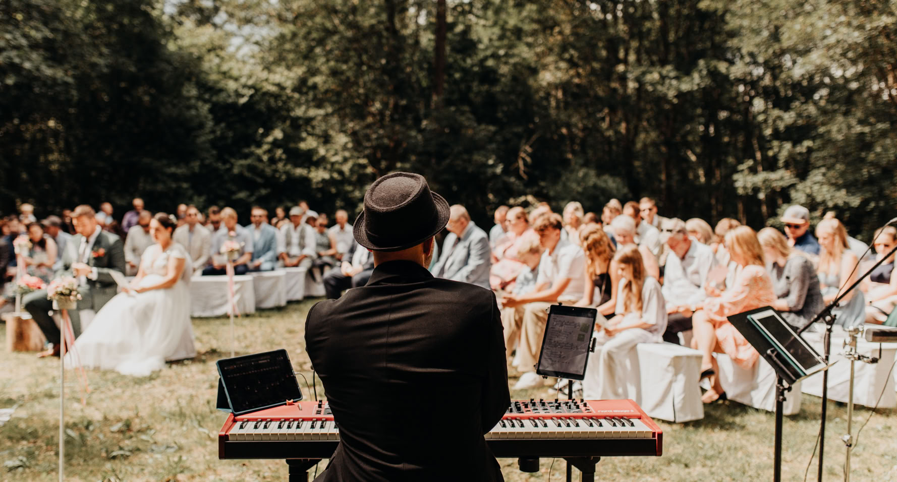 Willkommen bei Wave&Sound - Ihrem Musik-Duo für unvergessliche Hochzeiten in Stuttgart, Backnang, Waiblingen, Winnenden und Ludwigsburg!  Sie planen Ihre Hochzeit und suchen nach der perfekten musikalischen Begleitung für Ihre Trauung und den Sektempfang? Dann sind Sie bei uns genau richtig! Als erfahrene Musiker und Sängerin haben wir uns auf die musikalische Gestaltung von Hochzeiten spezialisiert und möchten Ihren besonderen Tag zu einem unvergesslichen Erlebnis machen.  Unser Repertoire umfasst eine vielfältige Auswahl an Hochzeitsmusik, die Ihre Trauung zu einem emotionalen Höhepunkt werden lässt. Von gefühlvollen Balladen bis hin zu mitreißenden Melodien - wir passen unsere Musik perfekt auf Ihre Wünsche und den Anlass an.  Während des Sektempfangs sorgen wir mit unserer professionellen Musik für eine entspannte und festliche Atmosphäre, in der Sie und Ihre Gäste den Moment genießen können. Lassen Sie sich von unserer einzigartigen Musik verzaubern und tauchen Sie ein in eine Welt voller Harmonie und Emotionen.  Wir, Kathrin Dietz und Leopold Hartzsch, freuen uns darauf, Ihren besonderen Tag musikalisch zu begleiten und Ihnen und Ihren Gästen unvergessliche Momente zu schenken. Kontaktieren Sie uns gerne, um mehr über unser Musik-Duo und unsere Leistungen zu erfahren.  Wave&Sound - Ihre Hochzeitsmusiker für unvergessliche Momente!