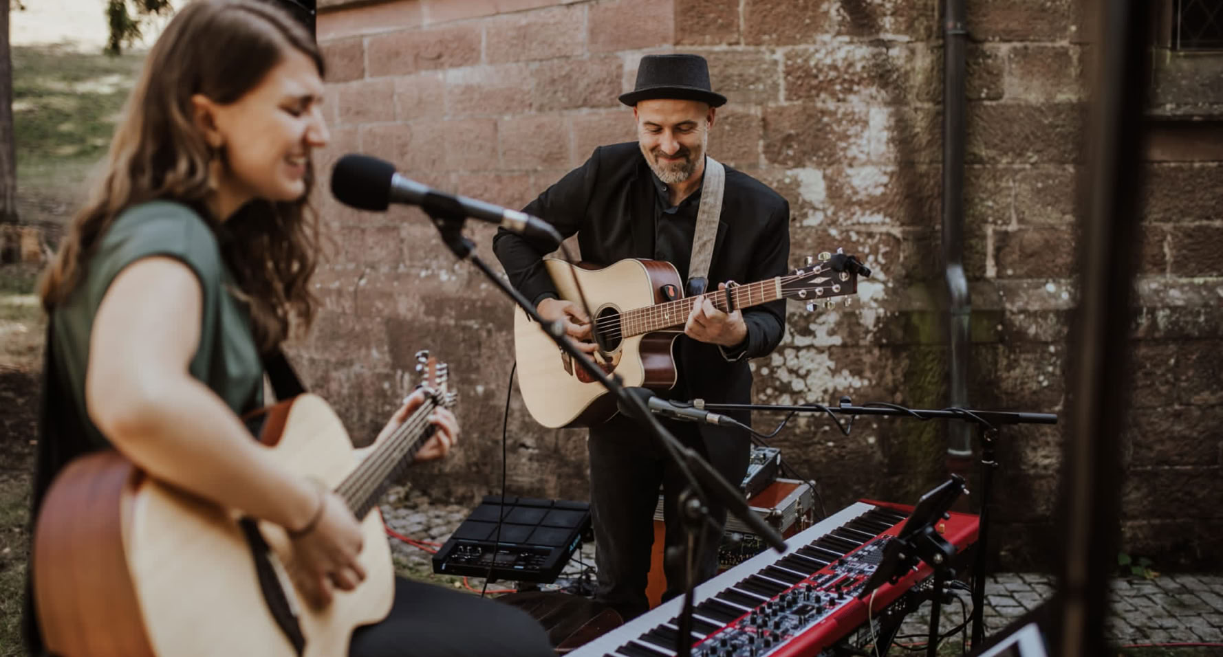 Willkommen bei Wave&Sound - Ihrem Musik-Duo für unvergessliche Hochzeiten in Stuttgart, Backnang, Waiblingen, Winnenden und Ludwigsburg!  Sie planen Ihre Hochzeit und suchen nach der perfekten musikalischen Begleitung für Ihre Trauung und den Sektempfang? Dann sind Sie bei uns genau richtig! Als erfahrene Musiker und Sängerin haben wir uns auf die musikalische Gestaltung von Hochzeiten spezialisiert und möchten Ihren besonderen Tag zu einem unvergesslichen Erlebnis machen.  Unser Repertoire umfasst eine vielfältige Auswahl an Hochzeitsmusik, die Ihre Trauung zu einem emotionalen Höhepunkt werden lässt. Von gefühlvollen Balladen bis hin zu mitreißenden Melodien - wir passen unsere Musik perfekt auf Ihre Wünsche und den Anlass an.  Während des Sektempfangs sorgen wir mit unserer professionellen Musik für eine entspannte und festliche Atmosphäre, in der Sie und Ihre Gäste den Moment genießen können. Lassen Sie sich von unserer einzigartigen Musik verzaubern und tauchen Sie ein in eine Welt voller Harmonie und Emotionen.  Wir, Kathrin Dietz und Leopold Hartzsch, freuen uns darauf, Ihren besonderen Tag musikalisch zu begleiten und Ihnen und Ihren Gästen unvergessliche Momente zu schenken. Kontaktieren Sie uns gerne, um mehr über unser Musik-Duo und unsere Leistungen zu erfahren.  Wave&Sound - Ihre Hochzeitsmusiker für unvergessliche Momente!