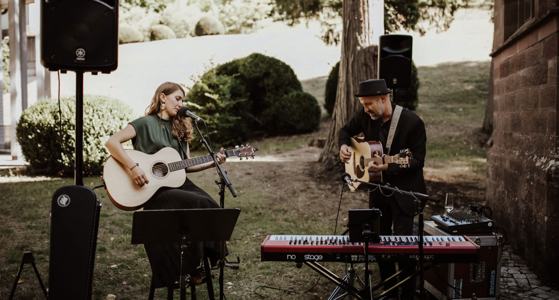 Willkommen bei Wave&Sound - Ihrem Musik-Duo für unvergessliche Hochzeiten in Stuttgart, Backnang, Waiblingen, Winnenden und Ludwigsburg!  Sie planen Ihre Hochzeit und suchen nach der perfekten musikalischen Begleitung für Ihre Trauung und den Sektempfang? Dann sind Sie bei uns genau richtig! Als erfahrene Musiker und Sängerin haben wir uns auf die musikalische Gestaltung von Hochzeiten spezialisiert und möchten Ihren besonderen Tag zu einem unvergesslichen Erlebnis machen.  Unser Repertoire umfasst eine vielfältige Auswahl an Hochzeitsmusik, die Ihre Trauung zu einem emotionalen Höhepunkt werden lässt. Von gefühlvollen Balladen bis hin zu mitreißenden Melodien - wir passen unsere Musik perfekt auf Ihre Wünsche und den Anlass an.  Während des Sektempfangs sorgen wir mit unserer professionellen Musik für eine entspannte und festliche Atmosphäre, in der Sie und Ihre Gäste den Moment genießen können. Lassen Sie sich von unserer einzigartigen Musik verzaubern und tauchen Sie ein in eine Welt voller Harmonie und Emotionen.  Wir, Kathrin Dietz und Leopold Hartzsch, freuen uns darauf, Ihren besonderen Tag musikalisch zu begleiten und Ihnen und Ihren Gästen unvergessliche Momente zu schenken. Kontaktieren Sie uns gerne, um mehr über unser Musik-Duo und unsere Leistungen zu erfahren.  Wave&Sound - Ihre Hochzeitsmusiker für unvergessliche Momente!