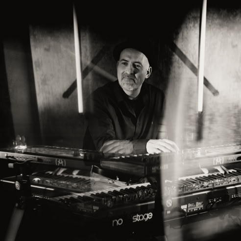 Leopold Hartzsch ist der kreative Pianist des Duos Wave&Sound