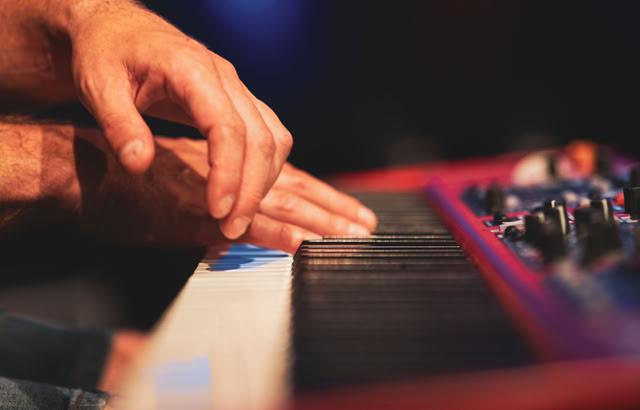 Willkommen bei Wave&Sound - Ihrem Musik-Duo für unvergessliche Hochzeiten in Stuttgart, Backnang, Waiblingen, Winnenden und Ludwigsburg!  Sie planen Ihre Hochzeit und suchen nach der perfekten musikalischen Begleitung für Ihre Trauung und den Sektempfang? Dann sind Sie bei uns genau richtig! Als erfahrene Musiker und Sängerin haben wir uns auf die musikalische Gestaltung von Hochzeiten spezialisiert und möchten Ihren besonderen Tag zu einem unvergesslichen Erlebnis machen.  Unser Repertoire umfasst eine vielfältige Auswahl an Hochzeitsmusik, die Ihre Trauung zu einem emotionalen Höhepunkt werden lässt. Von gefühlvollen Balladen bis hin zu mitreißenden Melodien - wir passen unsere Musik perfekt auf Ihre Wünsche und den Anlass an.  Während des Sektempfangs sorgen wir mit unserer professionellen Musik für eine entspannte und festliche Atmosphäre, in der Sie und Ihre Gäste den Moment genießen können. Lassen Sie sich von unserer einzigartigen Musik verzaubern und tauchen Sie ein in eine Welt voller Harmonie und Emotionen.  Wir, Kathrin Dietz und Leopold Hartzsch, freuen uns darauf, Ihren besonderen Tag musikalisch zu begleiten und Ihnen und Ihren Gästen unvergessliche Momente zu schenken. Kontaktieren Sie uns gerne, um mehr über unser Musik-Duo und unsere Leistungen zu erfahren.  Wave&Sound - Ihre Hochzeitsmusiker für unvergessliche Momente!