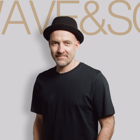 Leopold Hartzsch ist der kreative Pianist des Duos Wave&Sound